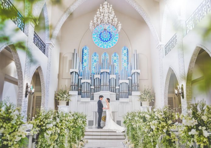 パイプオルガンの音色が響く白亜のチャペルで感動に包まれる誓い