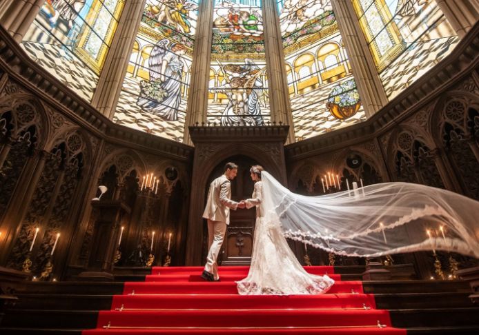 本格大聖堂の幻想的な空間で美しく輝く憧れ花嫁に