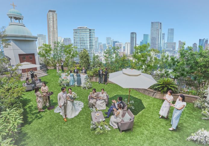 空と緑が彩る開放的な屋上ガーデンでのアフターセレモニー